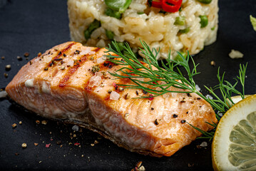  risotto z łososiem grillowanym, jedzenie, posiłek, grilla, łososia, obiad, ryba, dania, smażone, lunch, filet