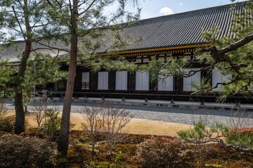 Fototapeta premium 日本、京都、三十三間堂、天台宗の寺院、春、泉回遊式庭園、蓮華王院本堂、日本の伝統文化、古代建築、木造の建物