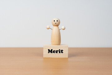 メリットの言葉とペグ人形のイメージ