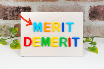 Obraz premium メリットとデメリットのメリットを示す矢印