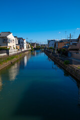 Obraz premium 京都、建物、ストリートビュー、川、木、青空、居家