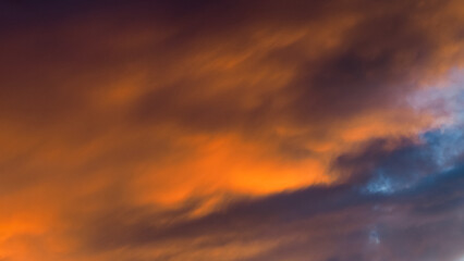 Obraz premium Ciel nuageux pendant le crépuscule, avec de magnifiques teintes orangées sous des nuages 
