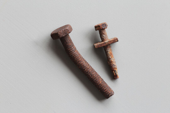 鉄で出来た色々な形の物の錆びた状態の集合写真