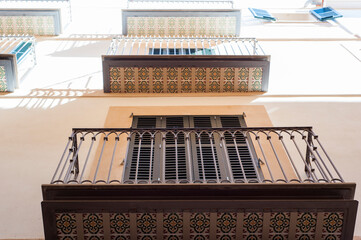 unter den drei Balkonen