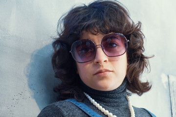 Chica moderna con estilo vintage