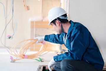 床暖房の施工をする男性の職人