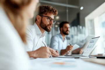 Obraz premium Confident Financial Adviser Strategizing with Business Team for Financial Success