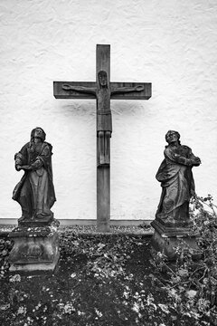 Skulpturen vor dem Kreuz
