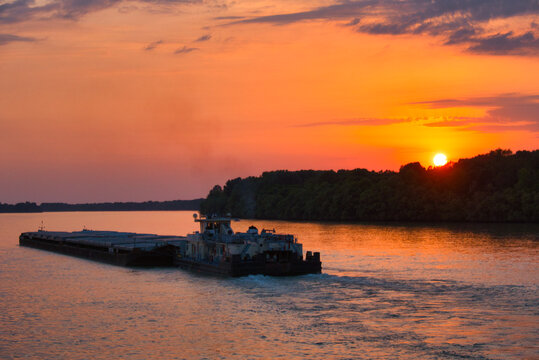 Binnenschiff auf der Donau im Abendrot
