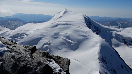 Blick vom Gipfel des Rimpfischhorn 4199m zum Strahlhorn 4190m