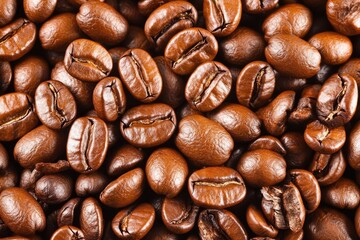 Fototapeta premium Close-Up of Freshly Roasted Coffee Beans with Rich Texture and Detail