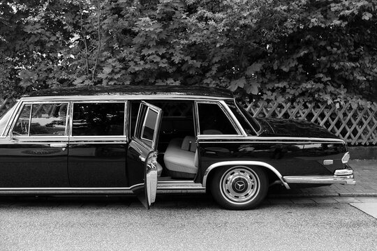 Mercedes 600 Achtzylinder Staatskarosse in Schwarz mit Regentropfen am 27.07.2024 beim Oldtimertreffen Golden Oldies in Wettenberg Krofdorf-Gleiberg bei Gie&szlig;en in Hessen in klassischem Schwarzwei&szlig;