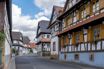 Hauptstraße mit Fachwerkhäusern, Hunspach, Elsass