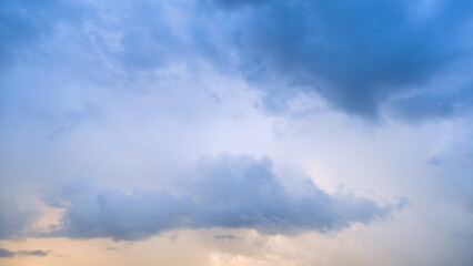 Obraz premium Summer evening sky in the picturesque clouds, lit by the rays of the setting sun.