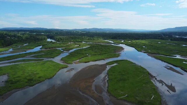 Ascension d'un drone au-dessus de l'embouchure de la Petite rivi&egrave;re Cascap&eacute;dia et ses lagunes verdoyantes sur la Baie-des-Chaleurs, &agrave; New-Richmond, Gasp&eacute;sie,Qu&eacute;bec,Canada.