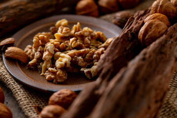 Walnut kernels and whole walnuts on a table.
Image of organic walnuts.
