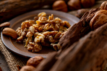 Walnut kernels and whole walnuts on a table.
Image of organic walnuts.
