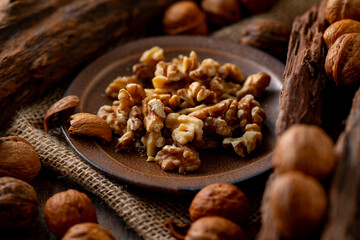 Walnut kernels and whole walnuts on a table.
Image of organic walnuts.
