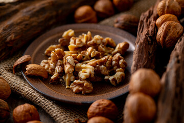 Walnut kernels and whole walnuts on a table.
Image of organic walnuts.
