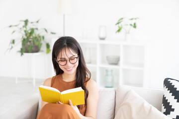 本を読む女性