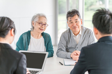 Obraz premium ソーシャルワーカー・社会福祉士・生活相談員に相談・カウンセリングする高齢者夫婦（年金・遺産・介護） 