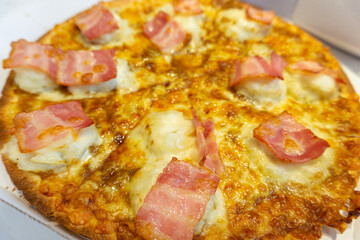 焼きたてのピザ