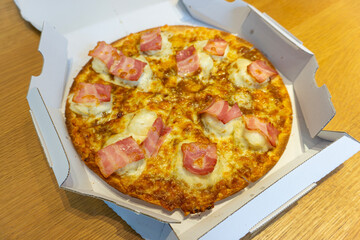 焼きたてのピザ