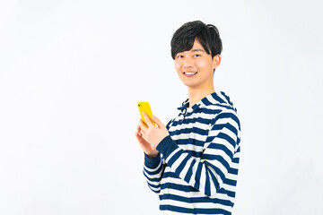 スマホを使うカジュアルな男性