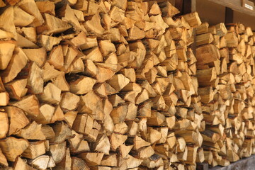 沢山の焚き木が置かれた小屋の風景5