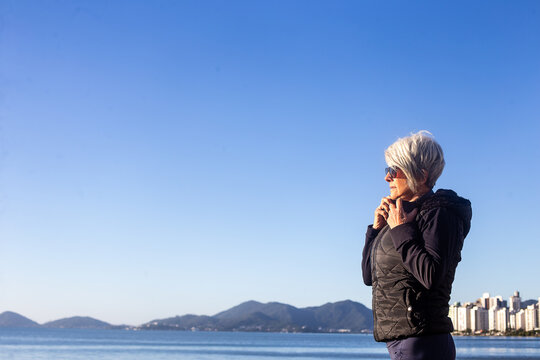 Mulher Idosa admirando a paisagem 