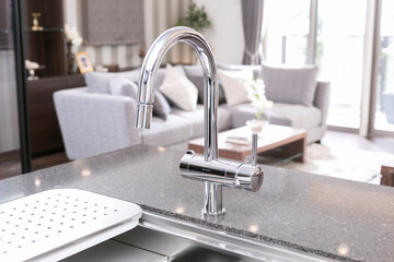 キッチン水栓金具と対面キッチンのある居室イメージ