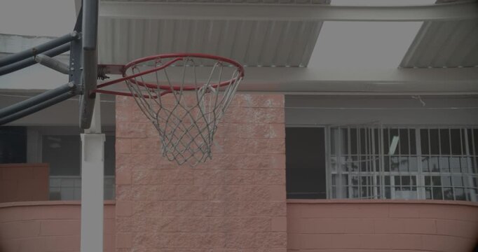 aro de basquetbol en escuela p&uacute;blica en M&eacute;xico