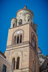 Vista de la costa de Amalfi de Italia durante un día soleado.