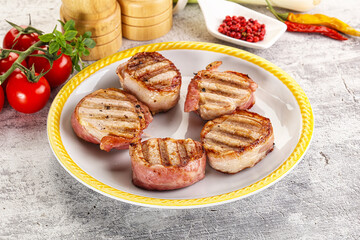 Grilled pork tenderloin with bacon