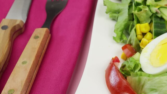 salade compos&eacute;e, en gros plan, dans une assiette
