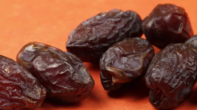 plusieurs dattes medjoul, en gros plan, isol&eacute;es sur une table