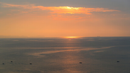 Fototapeta premium beautiful view of golden sea and sky in the evening, natural background