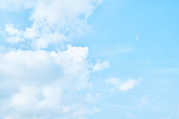 爽やかな青空と白い雲