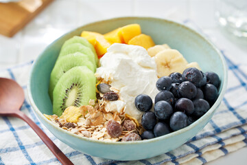 フルーツと盛り合わせたグリークヨーグルト