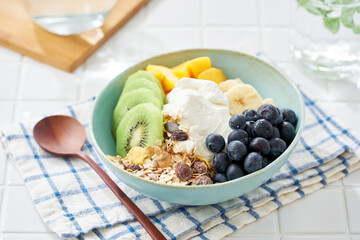 フルーツと盛り合わせたグリークヨーグルト