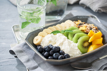 フルーツと盛り合わせたグリークヨーグルト