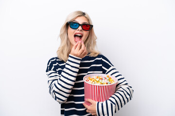 Obraz premium Young Russian woman isolated on white background with 3d glasses and holding a big bucket of popcorns