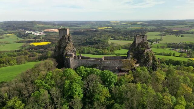 Die sch&ouml;ne erh&ouml;hte Burg Trosky in einer sch&ouml;nen landschaftlichen Umgebung. 
