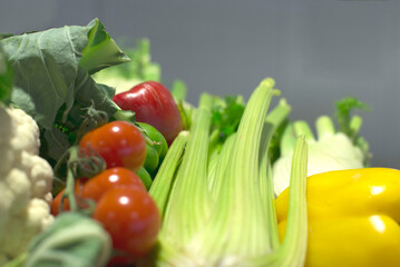 frische Tomaten, Paprika, Blumenkohl und Fenchel