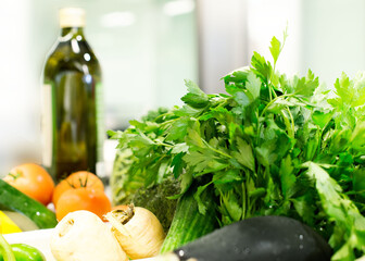 frisches Gem&uuml;se vor Hintergrund einer K&uuml;che