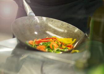 Gem&uuml;se im Wok geschwenkt