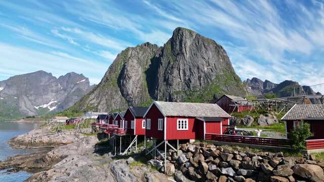 Die s&uuml;&szlig;e Kleinstadt Hamn&oslash;y auf den Lofoten! S&uuml;&szlig;e rote H&auml;uschen an der K&uuml;ste mit beeindruckender Umgebung!