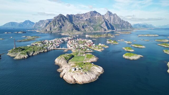 Henningsv&aelig;r, die Stadt auf den Inseln mit dem sch&ouml;nsten Fu&szlig;ballfeld der Welt!