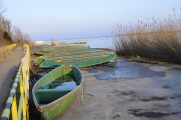 ł&oacute;dki nad jeziorem Jamno