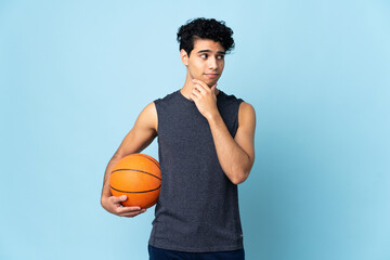 Obraz premium Venezuelan basketball player man over isolated background having doubts and thinking